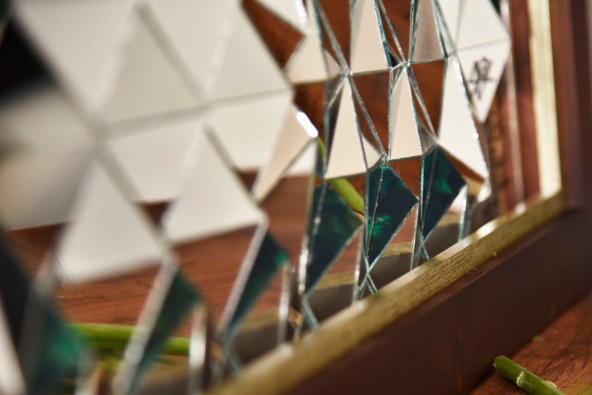 amoorezamirror's tweet image. It took 2 months to make this panel and I did it individually, and zero to hundred of it was done by hand. The dimensions of the painting are 140 x 140 cm with an exquisite wood frame
#nft_handmade  #nft_arthand
#mirrorwork
#nftmirror_collector