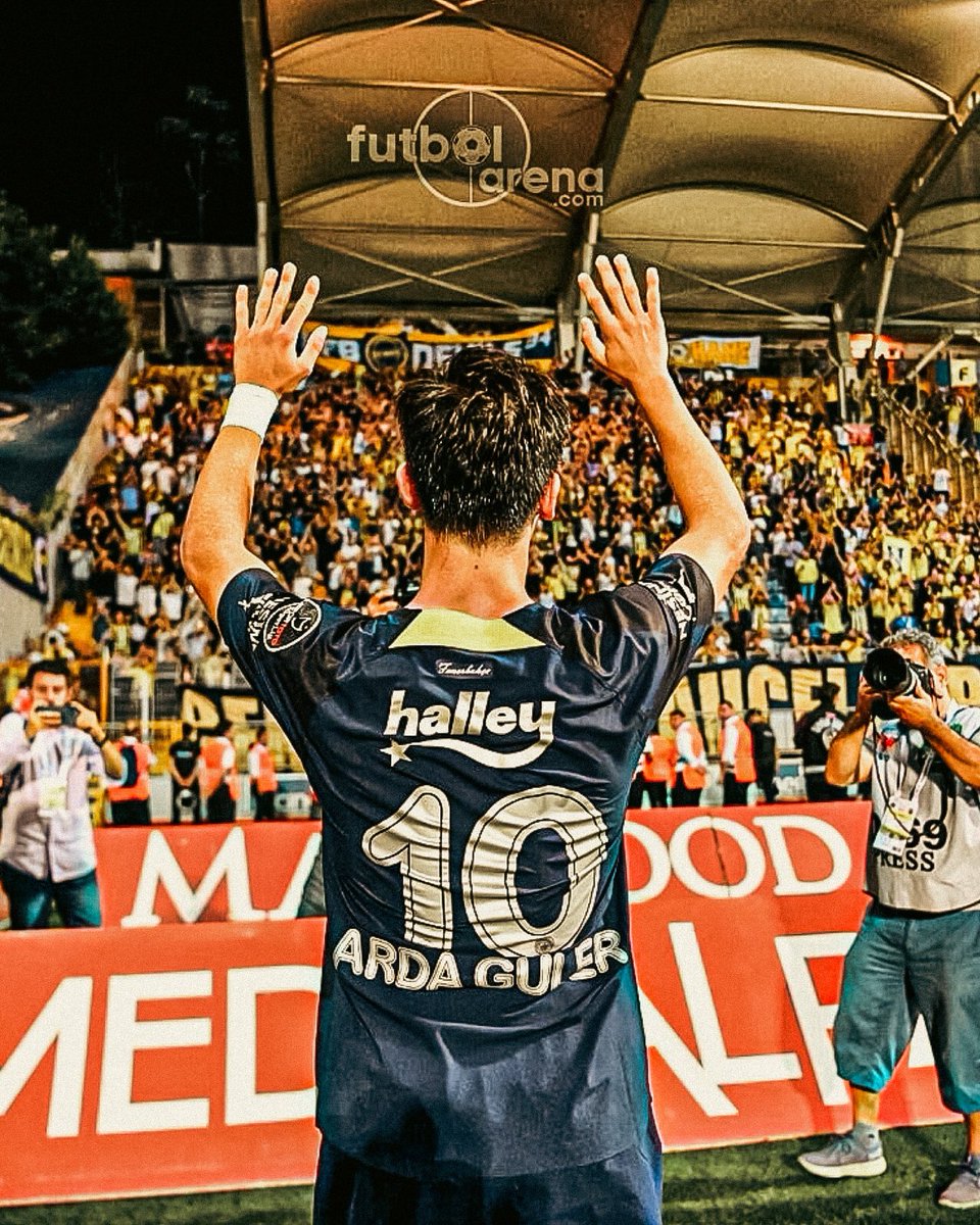 Bir neslin hayali olan lig şampiyonluğunu, bir neslin kaç yıldır isteği olan şampiyonluğu seninle birlikte kazanmak istiyen milyonlar var. Fenerbahçe taraftarının sevgisi hiç bir şeye paha biçilmez. Çocukluk aşkını bırakma.

#BiziBırakmaArdaGüler