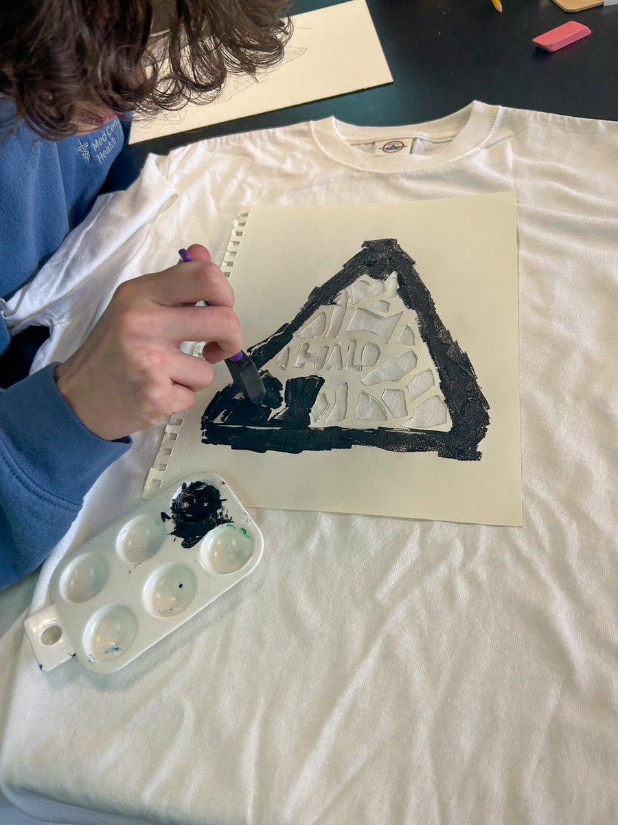 T-shirt prints with the Jackson Academy Breathe Residency Arts program! Happy Wednesday, every ✨

#lightofchance #breatheyouthartsprogram #arts #wellness #artsandwellness #bowlinggreenky #madisonvilleky