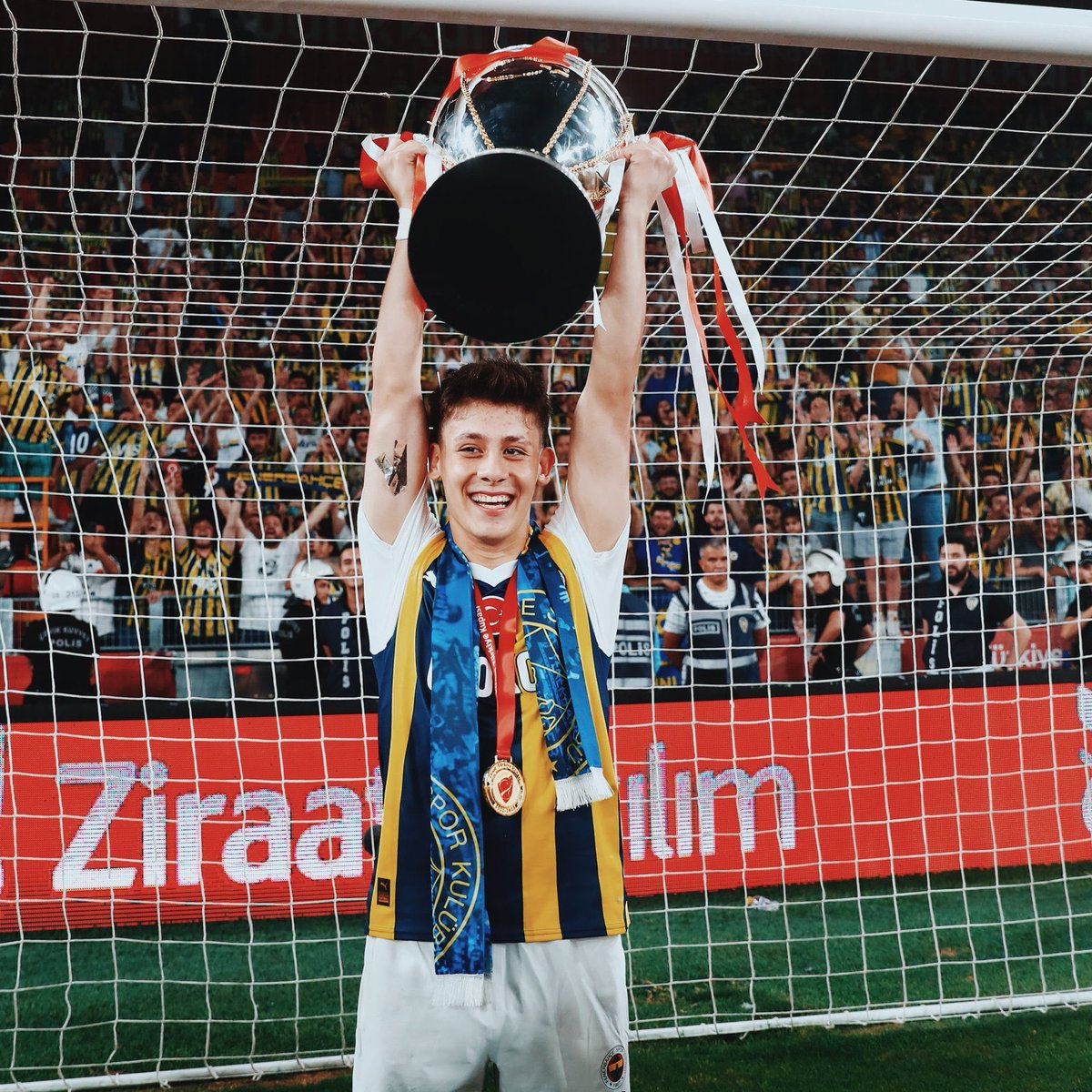 Gitme seni bizim gibi sevemezler 🥺

#BiziBırakmaArdaGüler