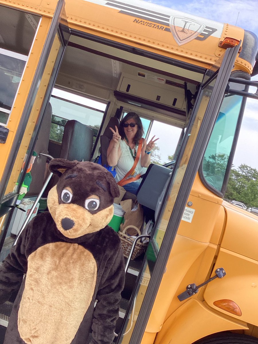 MrsBayer3's tweet photo. ✌🏻💙💛🎉@stplc_principal https://t.co/5z25GU8h3E
