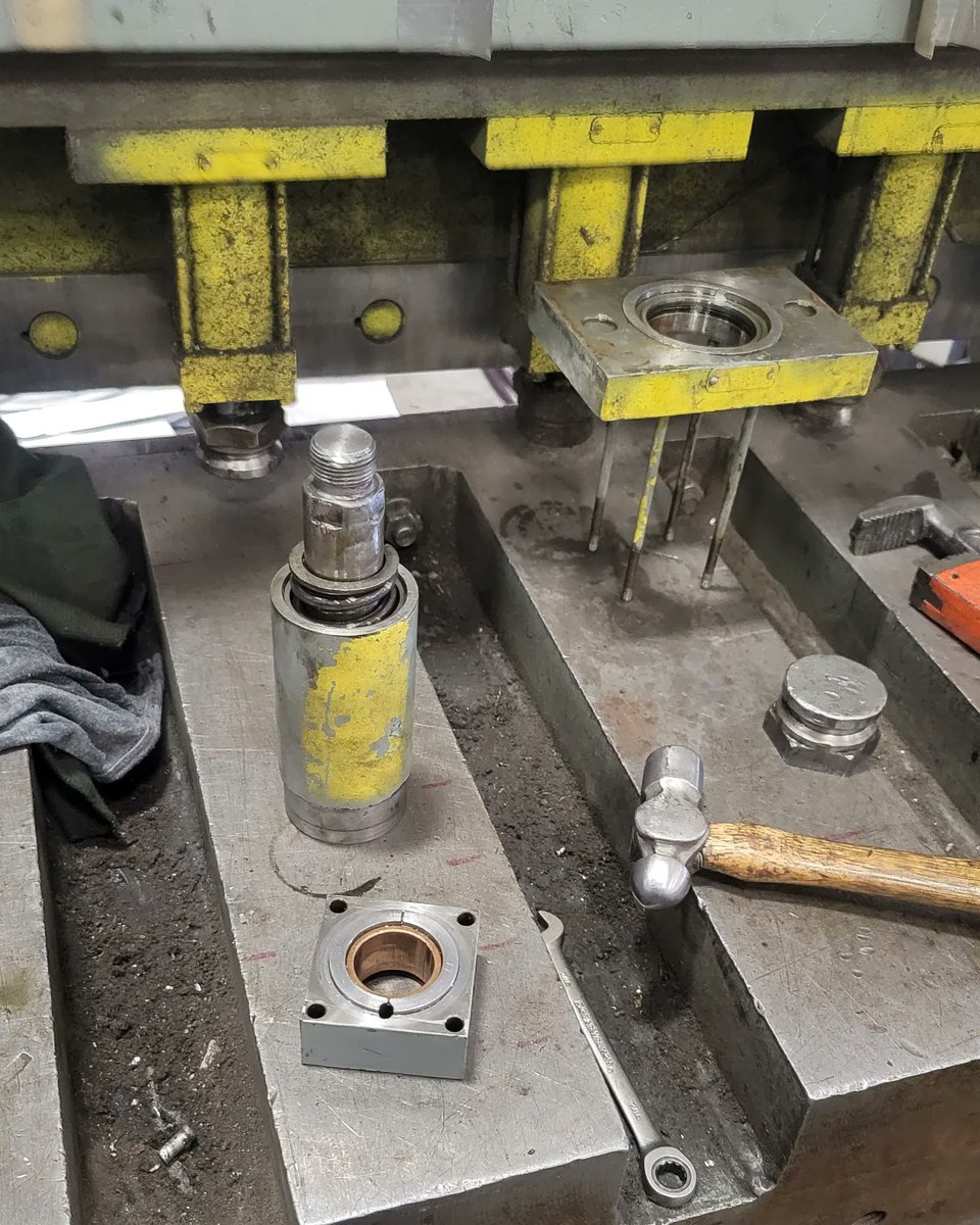 Had some leaking hold downs on one of our customers old hydraulic shears. Rebuilt 5 hydraulic hold downs with new seals and O-rings! 🦍🔧🇺🇲

#silverbackmachine #punchpress #metalfab #pressbrake #ironworker #welding #metalfabrication #plasmacutting #steelfabrication #machineshop