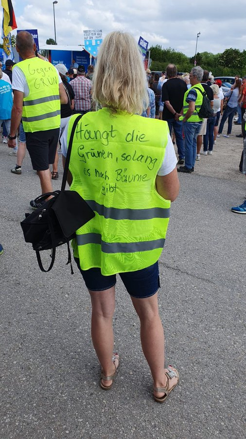 @mel__aura Merz fügte hinzu, er habe es 'mit Unwohlsein begleitet', dass die  Demonstration 'plötzlich wieder in eine Ecke gedrängt wurde, mit  Querdenkern und rechts und AfD-nah und so weiter'
Die musste Keiner drängen