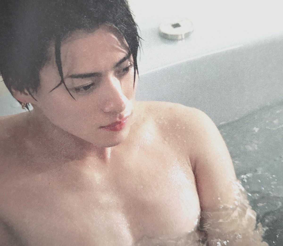 胸筋！😳やばいなぁ 今が一番良い年齢なのにねぇ( . .) #平野紫耀 #紫