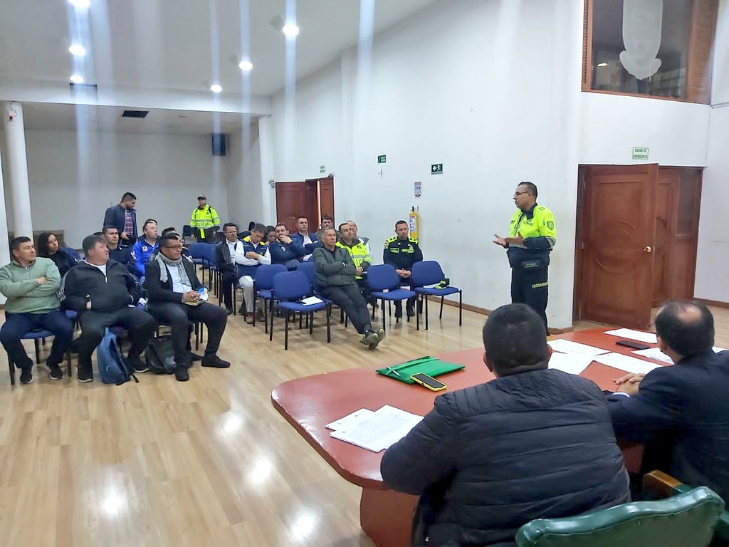 En compañía de las autoridades locales, adelantamos el 'Comité Local de Convivencia para El Fútbol', para unificar estrategias de seguridad que garanticen el normal desarrollo del encuentro deportivo del domingo en #Tunja, entre @patriotasboySA y @ClubLlanerosFC.
#FútbolEnPaz