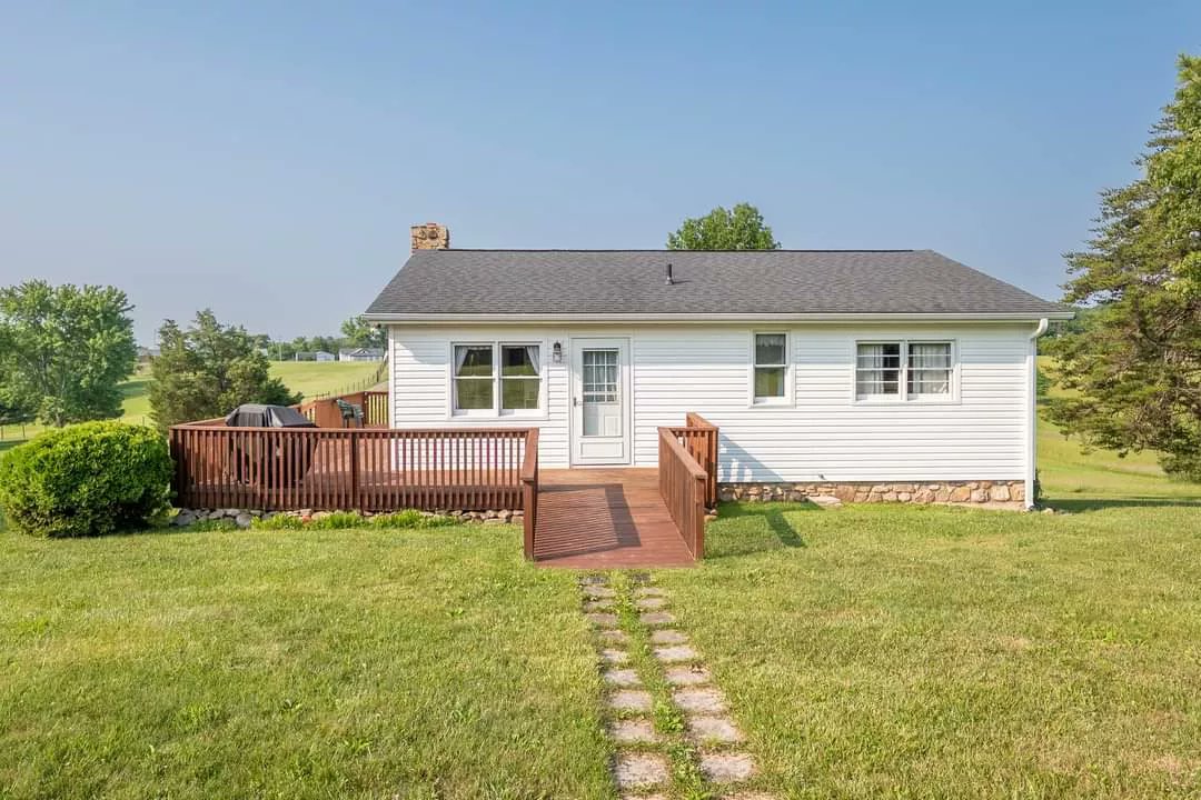 RalphJosep042's tweet photo. New listing in Blacksburg, VA!
1971 Pumpkin Dr, Blacksburg, VA 24060
2 BR | 1 BA | 1,006 SqFt | 0.758 Acres | $250,000
#blacksburg #Virginia  #pumpkin #VA 

📩josephralph042@gmail.com 

https://t.co/kqQdnd3lUj https://t.co/XYEhtGz5Gh