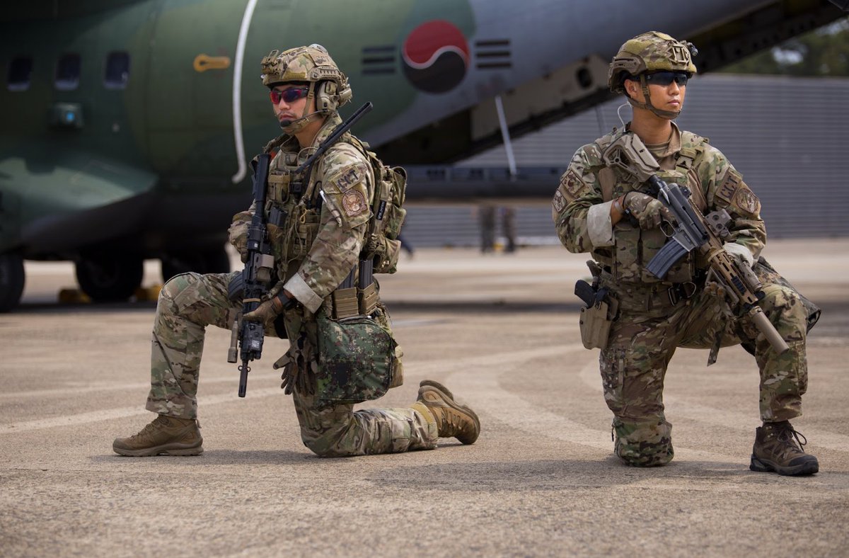 USForcesKorea's tweet photo. Korean Air Force service members unload military cargo from a @usairforce C-130 aircraft while providing security at an Air Terminal Supply Point (ATSP) during the Combined Distribution Exercise 23 this week. #WeTrainTogether π°π·#ROKUSAllianceπΊπΈ
π· Maj. Javon Starnes, @19th_ESC https://t.co/ebJL8sVLFf