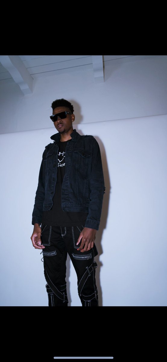 gothemv444's tweet photo. blessings2count // additup 🦇🌊
No Games (Sega) out this Friday 6/16, Pre-Save link in my bio
-
#artist #spotify #raptor #smlif3 #upcomingartists #songs #wave #music #musicvideo #film #444 #fyp #xyzbca #gothemv https://t.co/cbe9ifwjHL