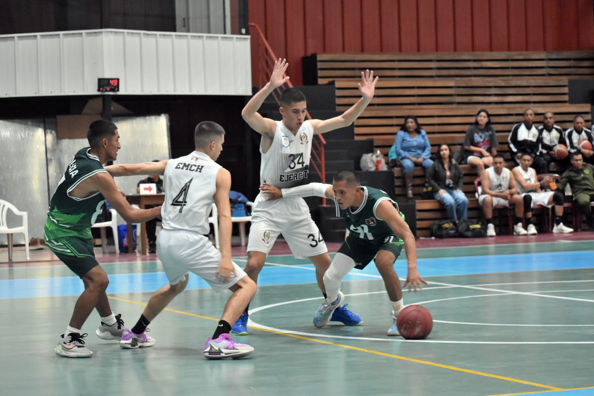 perufedup's tweet photo. ¡LO CELEBRA CHORRILLOS! 💚🏀🎉
La #EMCH derrotó 69-33 a la #EESTPP por la Liga Universitaria de Básquetbol Varones División Ascenso - Región Lima 🔝.

 📸 @acm_3007

SOMOS FEDUP, SOMOS DEPORTE UNIVERSITARIO 💙❤️ https://t.co/4cedc8OAYm
