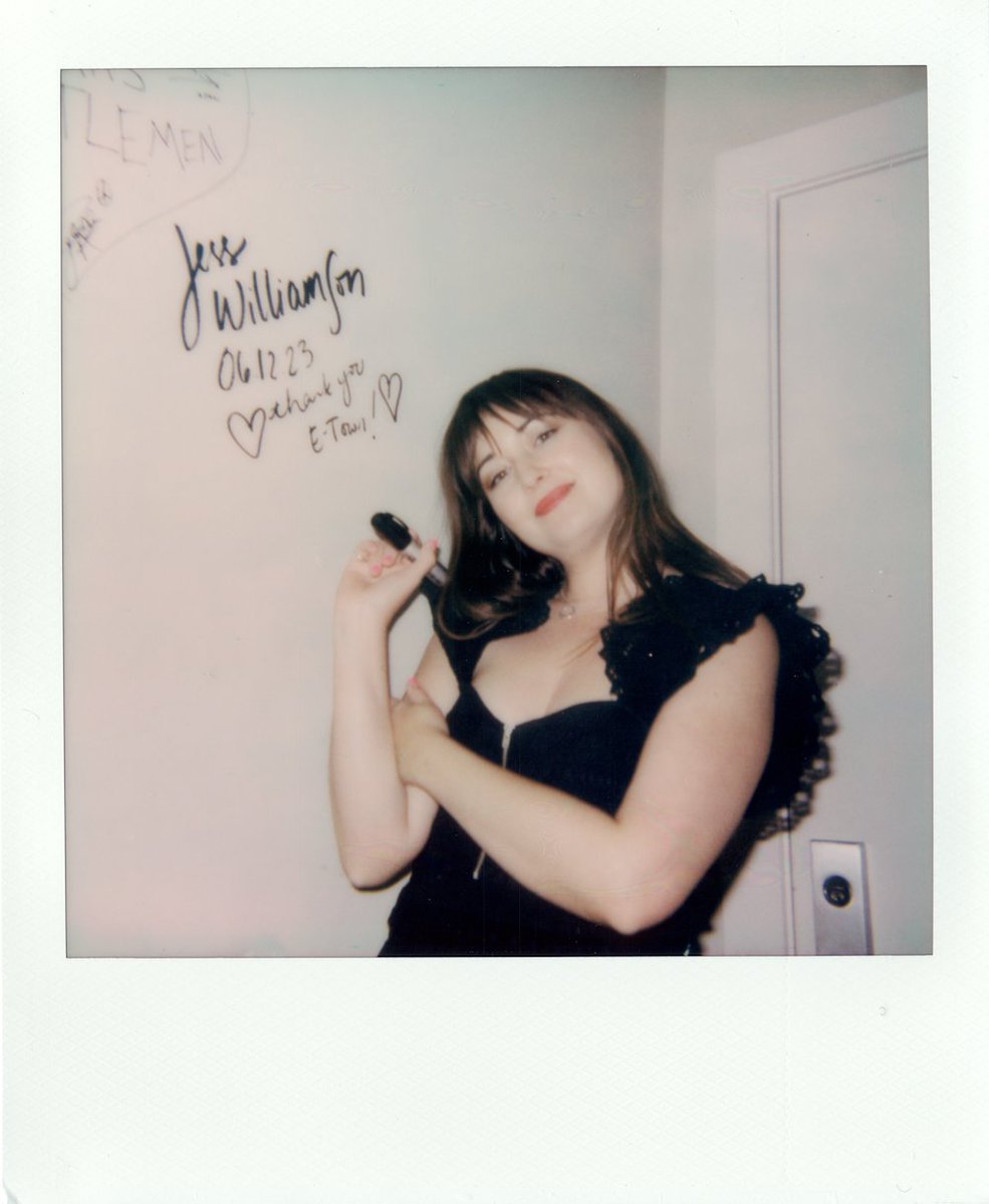 It's <a href="/jessswilliamson/">Jess Williamson</a> from our Monday night radio taping! 🫶

📸 <a href="/LaurenHartPhoto/">Lauren Hartmann</a>