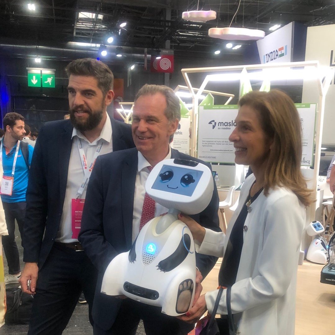 adoptbuddy's tweet photo. J2️⃣ pour BUDDY🤖, le robot au grand❤️qui charme son monde à #VivaTech 🚀
C'est parti pour une nouvelle journée💥riche en belles rencontres😊#VivaBuddy
📍Venez échanger avec nous, on vous attend sur le stand D39 @LeVillagebyCA du @CreditAgricole
#RobotsForGood #ai #ChatGPT https://t.co/2HdvMFyCQr