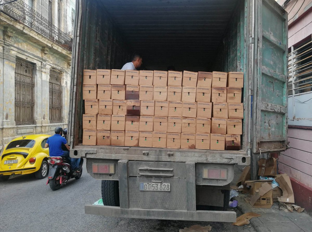 En estos momentos, en los almacenes del Proyecto Sociocultural Quisicuaba, se carga una rastra del <a href="/MitransCuba/">Ministerio del Transporte de Cuba</a> que saldrá hacia Granma con donaciones de la sociedad civil cubana, de la cual los #CDRCuba somos parte. ¡En la unión está la fuerza! #FuerzaCuba #Cuba #SomosDelBarrio