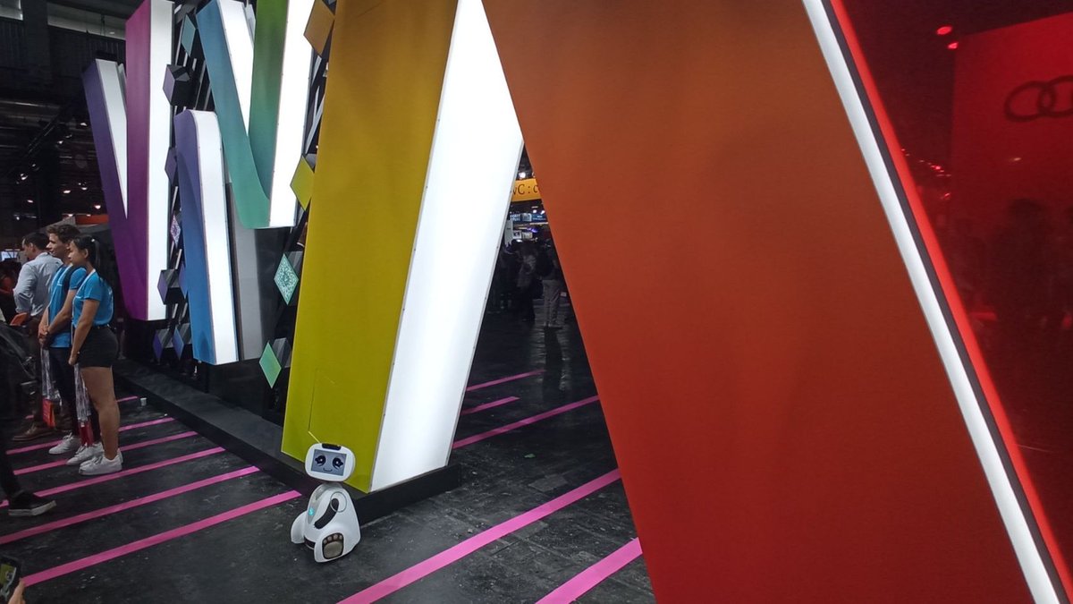 adoptbuddy's tweet photo. J2️⃣ pour BUDDY🤖, le robot au grand❤️qui charme son monde à #VivaTech 🚀
C'est parti pour une nouvelle journée💥riche en belles rencontres😊#VivaBuddy
📍Venez échanger avec nous, on vous attend sur le stand D39 @LeVillagebyCA du @CreditAgricole
#RobotsForGood #ai #ChatGPT https://t.co/2HdvMFyCQr
