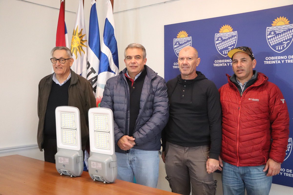 Hemos anunciado la inversión mas grande de la historia de Treinta y Tres en #AlumbradoPúblico. Se instalarán #2613LuminariasLED. Cada lámpara de sodio se cambiará por una luminaria Led de última generación que alumbrará cuatro veces más, con un ahorro del 40%.
<a href="/comuna33/">Intendencia de Treinta y Tres</a>