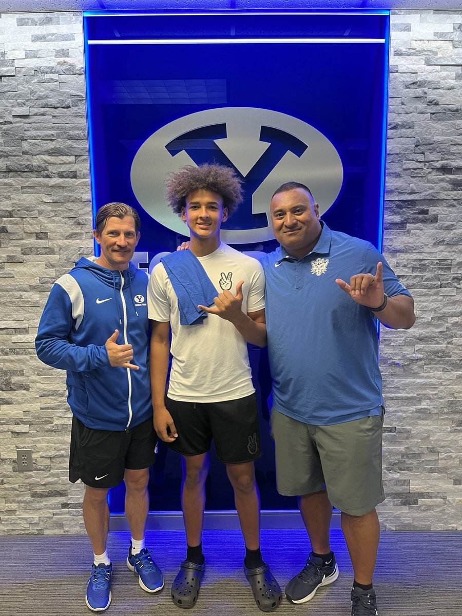 After a great conversation with @CoachRoderick and @kalanifsitake I’m blessed to say that I have received an offer from @BYUfootball ! #AGTG #Gocougs #builtnotborn #Big12 🤙🏽