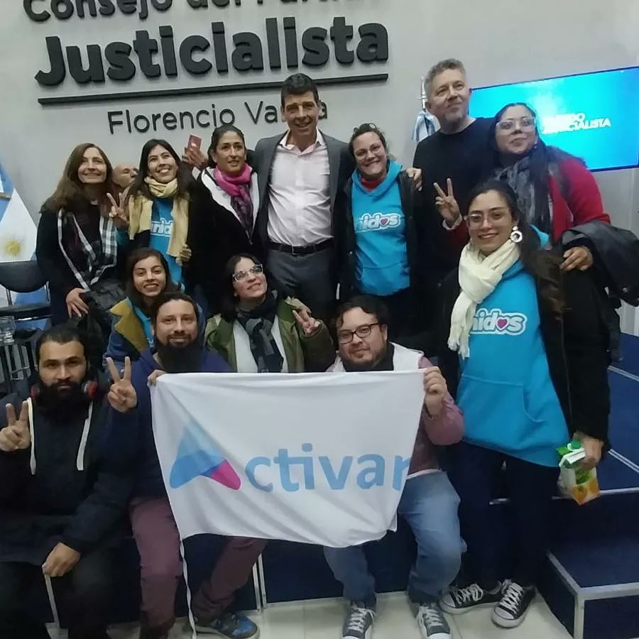 CentroActivar's tweet photo. (A) PUESTA EN PALABRAS: Discurso y odio. 

#Hoy participamos de la charla sobre discurso y odio, que fue organizada por la Comisión de Técnicos y Profesionales del Partido Justicialista de F. Varela 🤍

"Al odio se le gana con amor" 

#Activar #Varela #PJ https://t.co/Tqq6bF3uOU