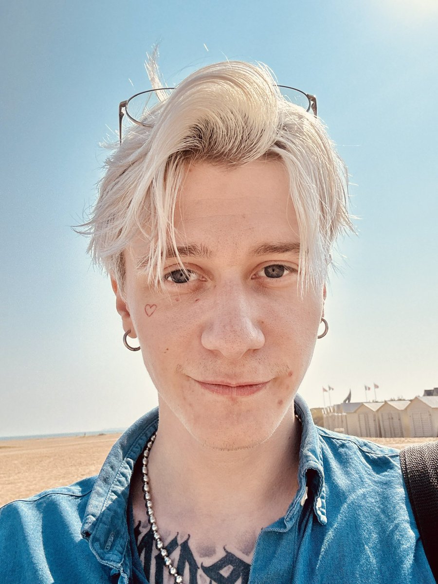 axio_sh's tweet photo. La fraîcheur la 🤩#gay #LGBTQIA #twink #PrideMonth2023 https://t.co/0J922zzhTN
