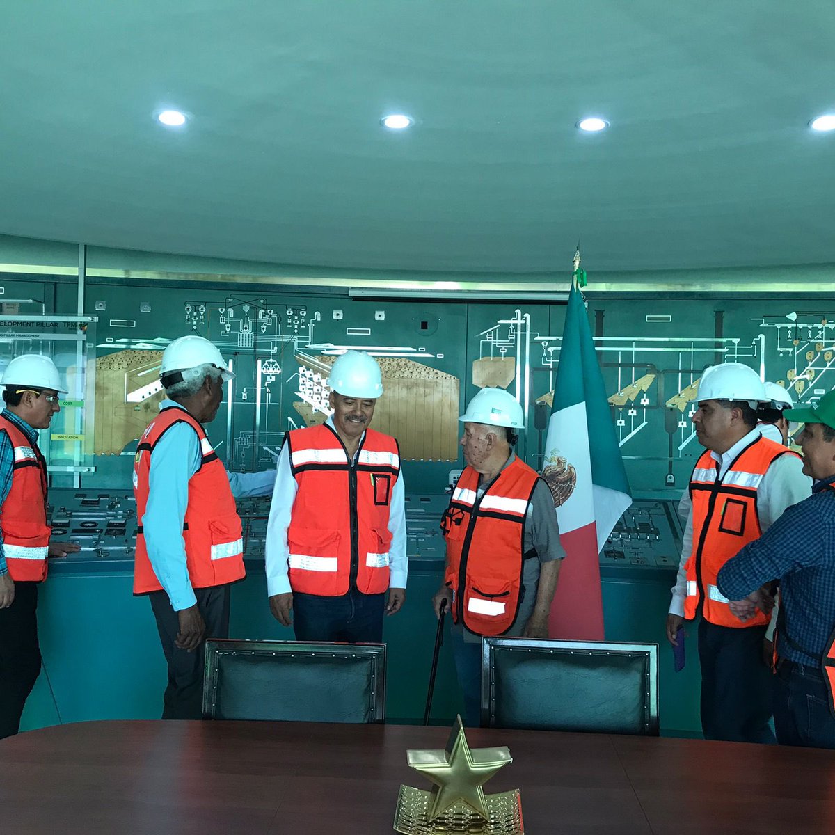 SEFADER_GobOax's tweet photo. El Subsrio. de Agronegocios, Mario Robles González sostiene reunión de trabajo con directivos de la planta de la cervecera Heineken México y  productores de la Mixteca; además hicieron  recorrido por la cervecera para conocer los procesos que se realizan.
@LopezLeyvaV https://t.co/dJ1Ci5ft86