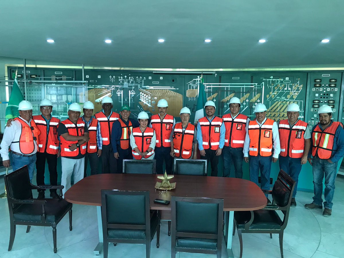 SEFADER_GobOax's tweet photo. El Subsrio. de Agronegocios, Mario Robles González sostiene reunión de trabajo con directivos de la planta de la cervecera Heineken México y  productores de la Mixteca; además hicieron  recorrido por la cervecera para conocer los procesos que se realizan.
@LopezLeyvaV https://t.co/dJ1Ci5ft86