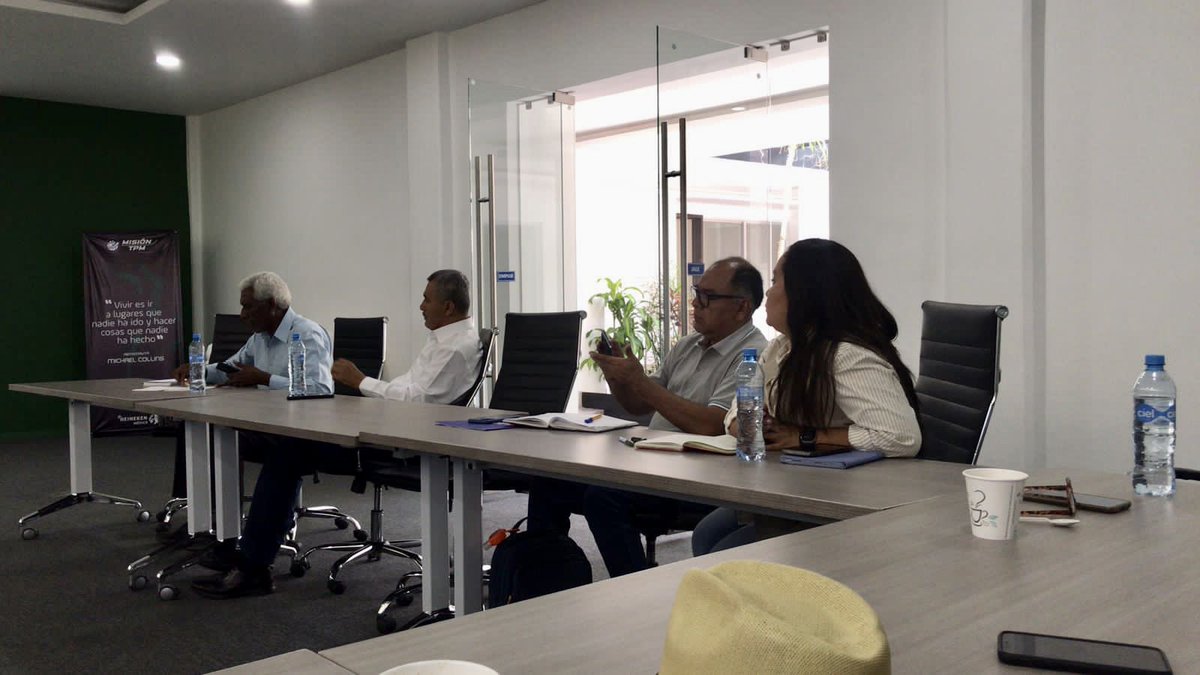 SEFADER_GobOax's tweet photo. El Subsrio. de Agronegocios, Mario Robles González sostiene reunión de trabajo con directivos de la planta de la cervecera Heineken México y  productores de la Mixteca; además hicieron  recorrido por la cervecera para conocer los procesos que se realizan.
@LopezLeyvaV https://t.co/dJ1Ci5ft86