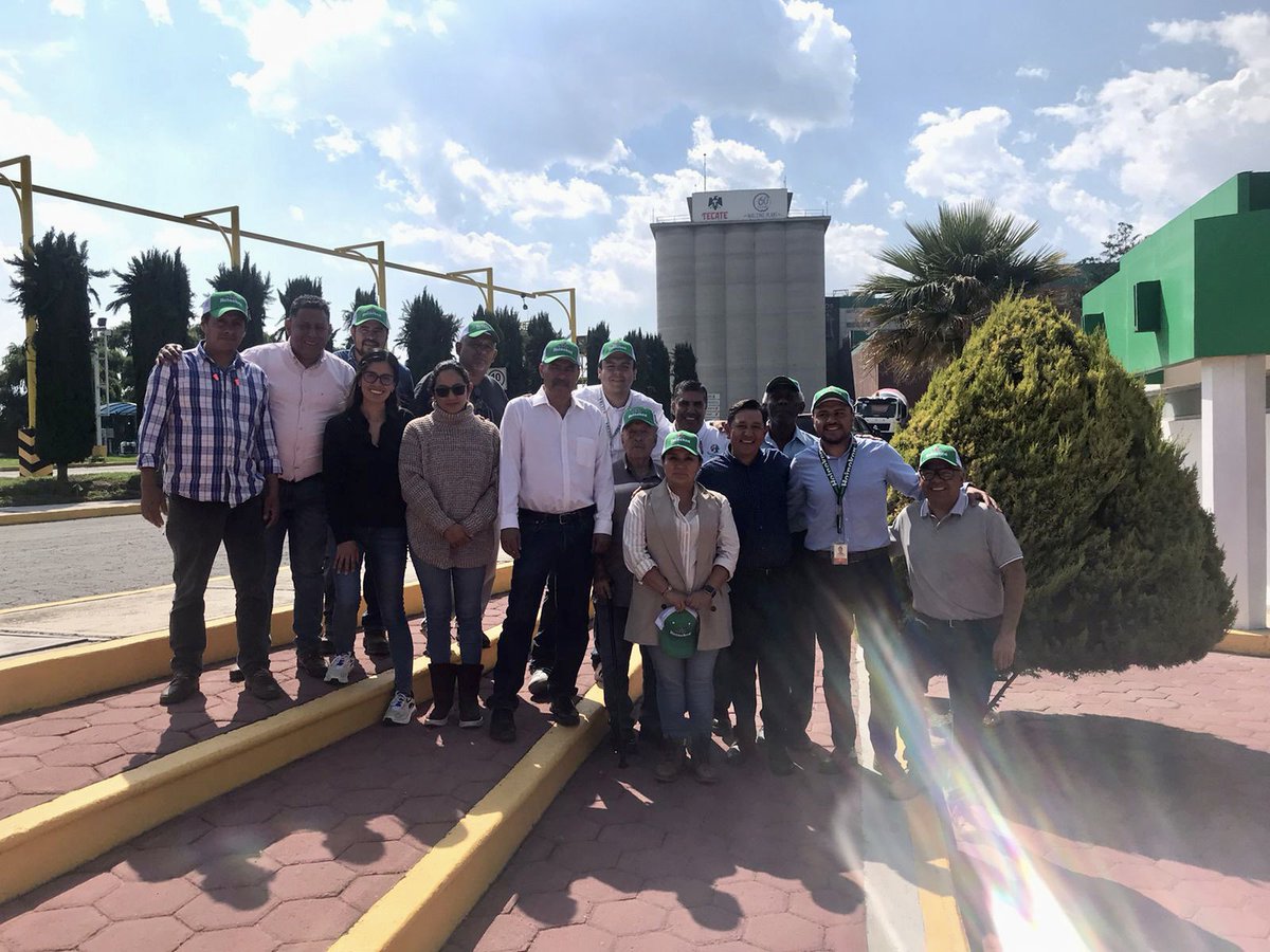 SEFADER_GobOax's tweet photo. El Subsrio. de Agronegocios, Mario Robles González sostiene reunión de trabajo con directivos de la planta de la cervecera Heineken México y  productores de la Mixteca; además hicieron  recorrido por la cervecera para conocer los procesos que se realizan.
@LopezLeyvaV https://t.co/dJ1Ci5ft86