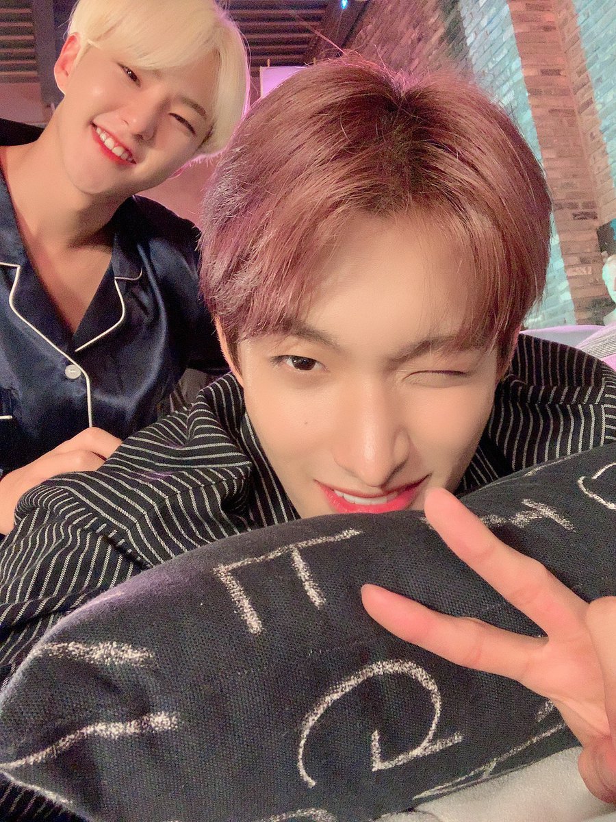 han_U910's tweet photo. 더 줘 더 줘 https://t.co/ub0sbMtmTB