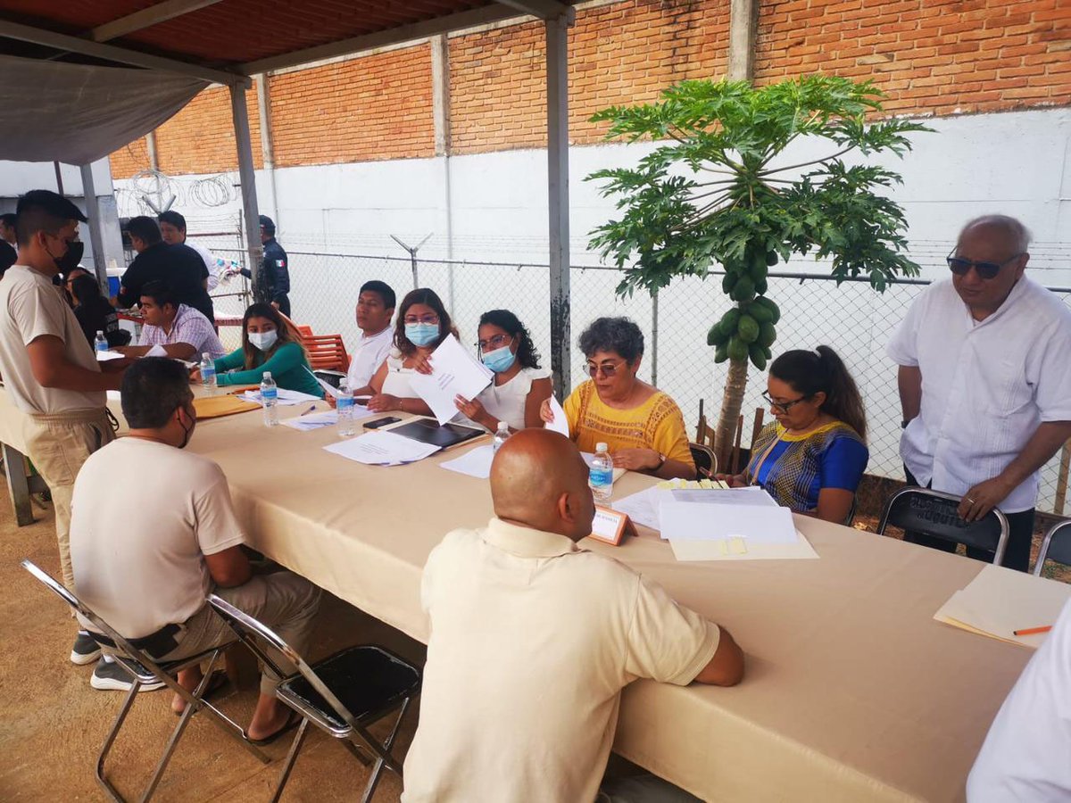 tsjoaxaca's tweet photo. A través de instituciones de procuración, administración de justicia y derechos humanos, se llevó a cabo la audiencia penitenciaria en Santa Cantarina Juquila, en la que estuvieron presentes personal de la Visitaduría General y de la @DerechosHumaCJO. https://t.co/W5DiNmM0US