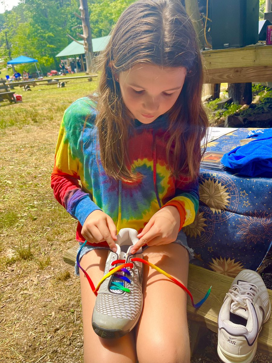 RebeccaFlatpick's tweet photo. Bringing my 11-year old daughter made One Man Jam ‘23 extra special. Cora was the road-trip partner & hopped onstage for fiddle & singing. Good times with this girl at a lovely fest.
#westvirginiamusic #WestVirginia #OneManJam #danielboonenationalforest #fiddlekids #musicmom https://t.co/fqUgadAJfu