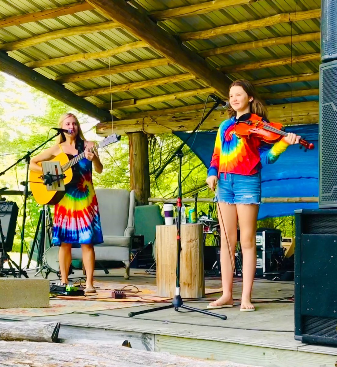 RebeccaFlatpick's tweet photo. Bringing my 11-year old daughter made One Man Jam ‘23 extra special. Cora was the road-trip partner & hopped onstage for fiddle & singing. Good times with this girl at a lovely fest.
#westvirginiamusic #WestVirginia #OneManJam #danielboonenationalforest #fiddlekids #musicmom https://t.co/fqUgadAJfu
