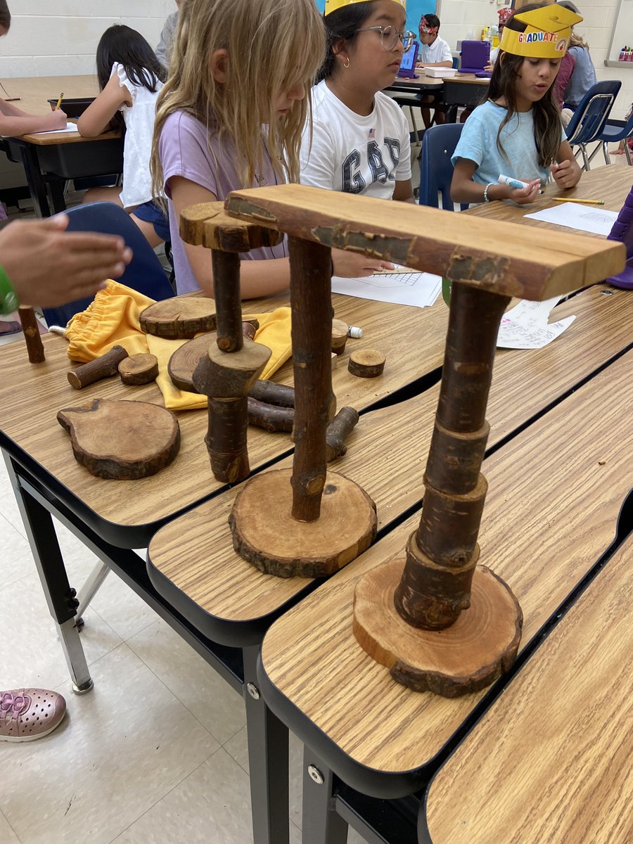 We’re still learning in the Art room <a href="/Oakton_ES/">Oakton ES</a> 🤩Early finishers chose an activity box, so fun! 🤩 #teamwork #patience #problemsolving #gravity #balance #building #blocks #marblerun