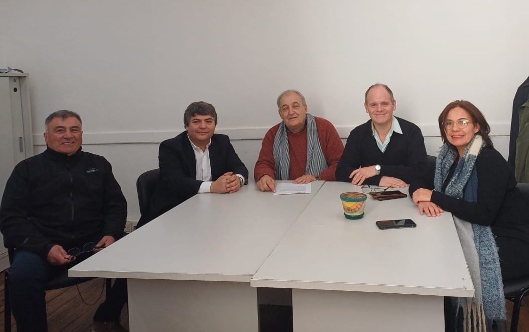 APDFApuertosOK's tweet image. En el día de la fecha los directivos Gabriel Preci, Ricardo Alonso y el delegado Marcelino López, junto al administrador @FavioCambareri ratificaron en @MinTrabajoAR el nuevo Convenio Colectivo de Trabajo para los trabajadores de APDFA en Puerto Comodoro Rivadavia