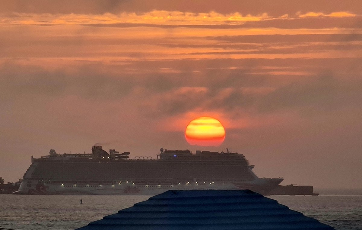 Sportschickca's tweet photo. #sunset over #cruiseship 
Beautiful #Bermuda 🇧🇲
#viewfrommybackyard https://t.co/EzKLdRL7NJ