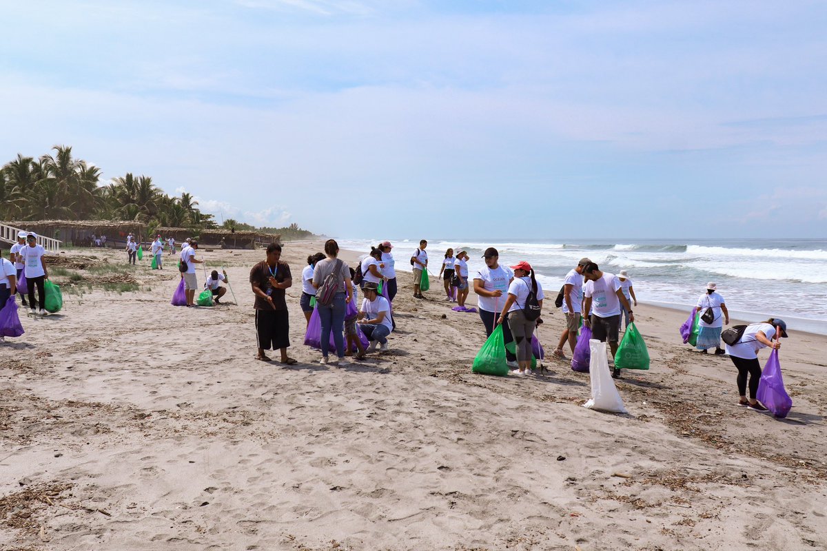 funzelsv's tweet photo. Cada año tenemos la visita de nuestros amigos de Wallenius Wilhelmsen El Salvador para realizar una jornada de limpieza en honor al día mundial de los océanos🌊♻️
Es increíblemente como juntos podemos dejar huellas más positivas para nuestro entorno.

#playaslimpias #somosfunzel https://t.co/94wh1zYsKt