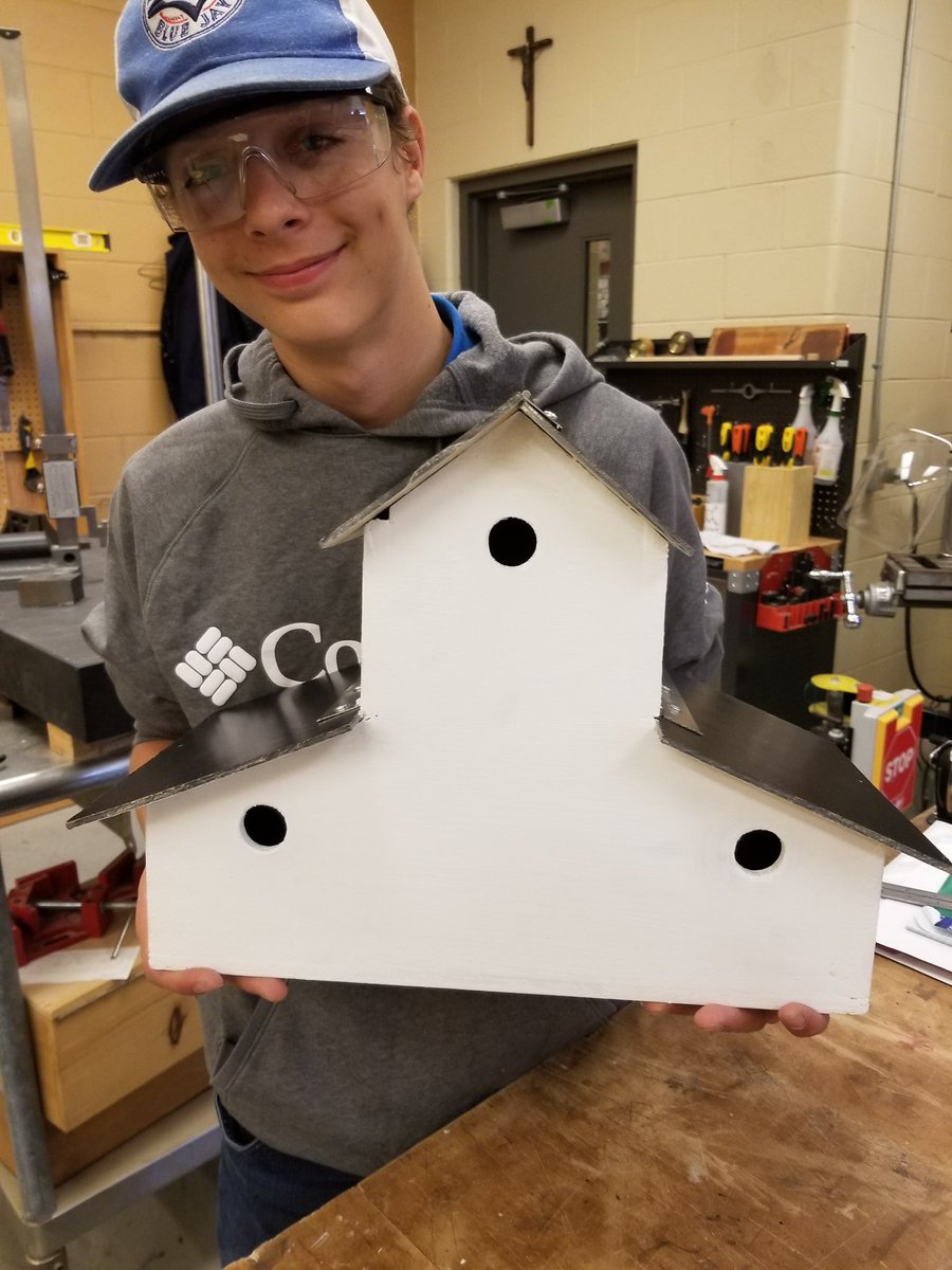 Nos élèves font de beaux projets dans l’atelier. En voici quelques-uns: