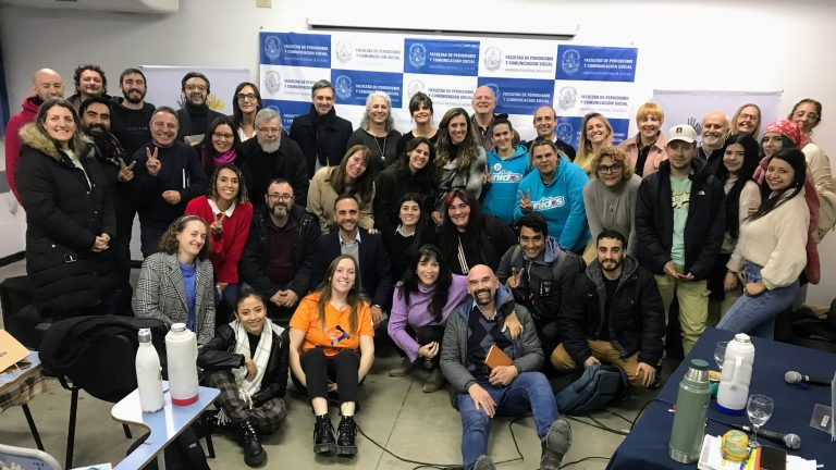 andreslopezh's tweet photo. Casi me pierdo la foto, pero llegué justo a tiempo... Gran jornada en la Facultad de @PeriodismoUNLP gracias el Precongreso Argentino de Ciencias Sociales. Charlas, debates e intercambios muy nutritivos para aprender en colectivo con docentes, estudiantes y autoridades #CODESOC https://t.co/3H9qr4ce8q