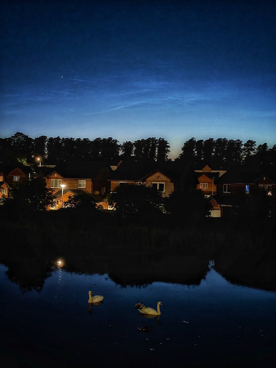 Finally some #noctilucent clouds this season. #NLC

Paisley 🏴󠁧󠁢󠁳󠁣󠁴󠁿 0040, 15 June 2023.

Not broad, bright or high but there.

@BBCScotWeather @NLCalerts @nlcnet