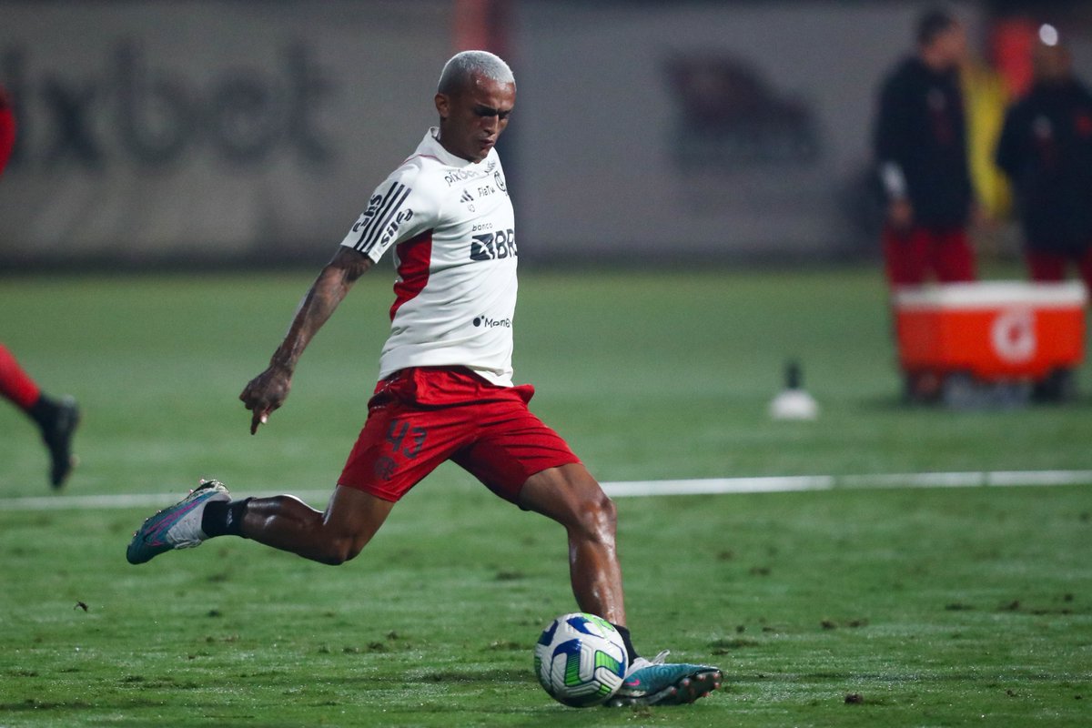 Flamengo's tweet photo. Trabalho noturno! 🌃🔴⚫

#VamosFlamengo #CRF 

📸: Gilvan de Souza /CRF https://t.co/TbNzCT6E6d