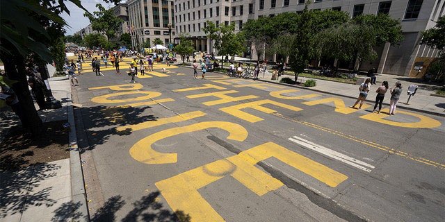 rodriQuez's tweet image. Defund the police was painted on public streets 
#NeverForget #summer2020
nytimes.com/2020/06/08/us/…