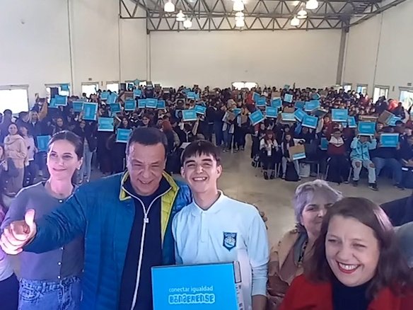 Luego de años en que había desaparecido el Prog. Conectar Igualdad, entregamos 729 netbooks a nuestros jóvenes.
Cuando existe un Estado presente y activo renacen estas políticas públicas.  
La juventud es hoy y no es mañana, y hoy estamos dando respuestas junto al gob <a href="/Kicillofok/">Axel Kicillof</a>