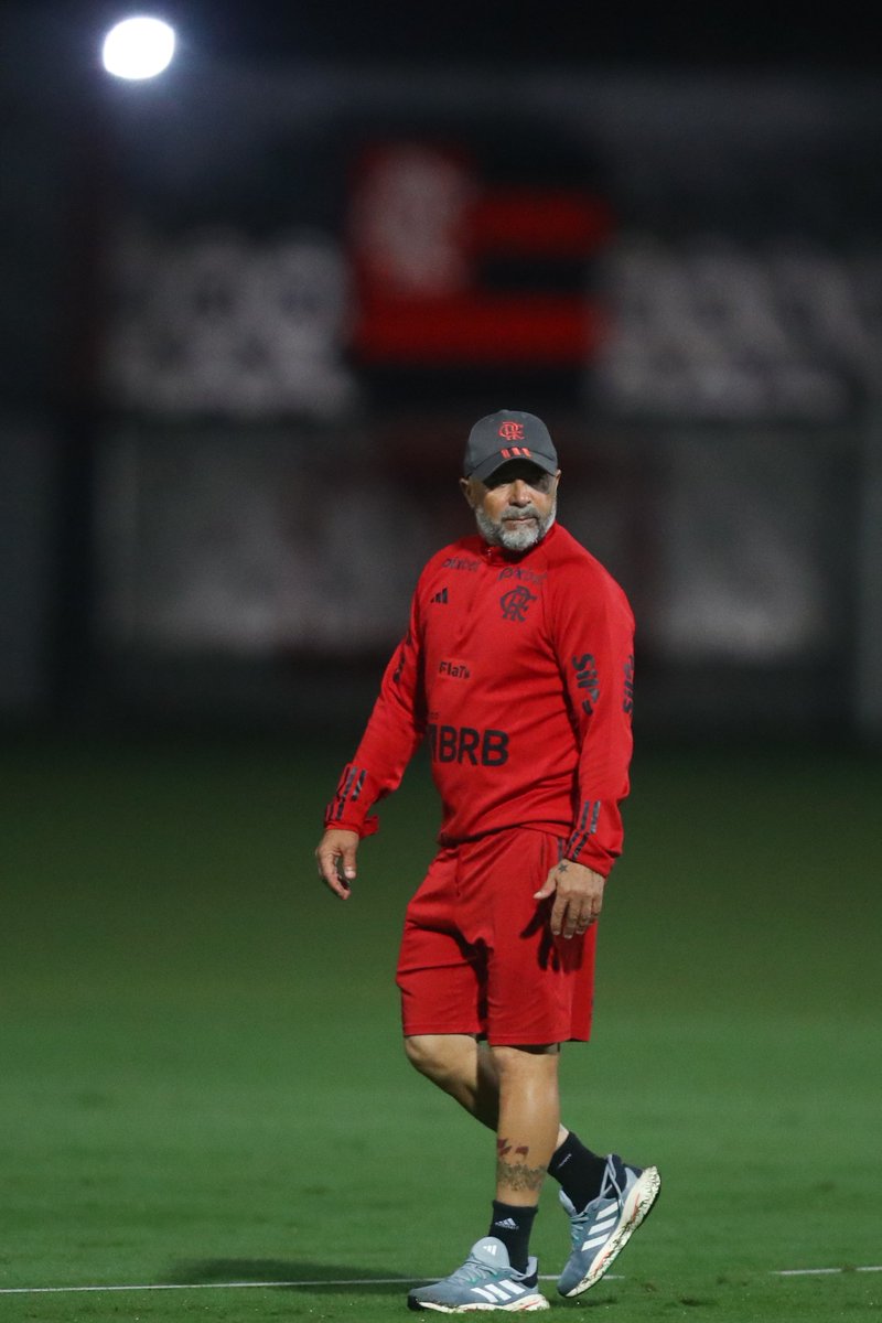 Flamengo's tweet photo. Trabalho noturno! 🌃🔴⚫

#VamosFlamengo #CRF 

📸: Gilvan de Souza /CRF https://t.co/TbNzCT6E6d