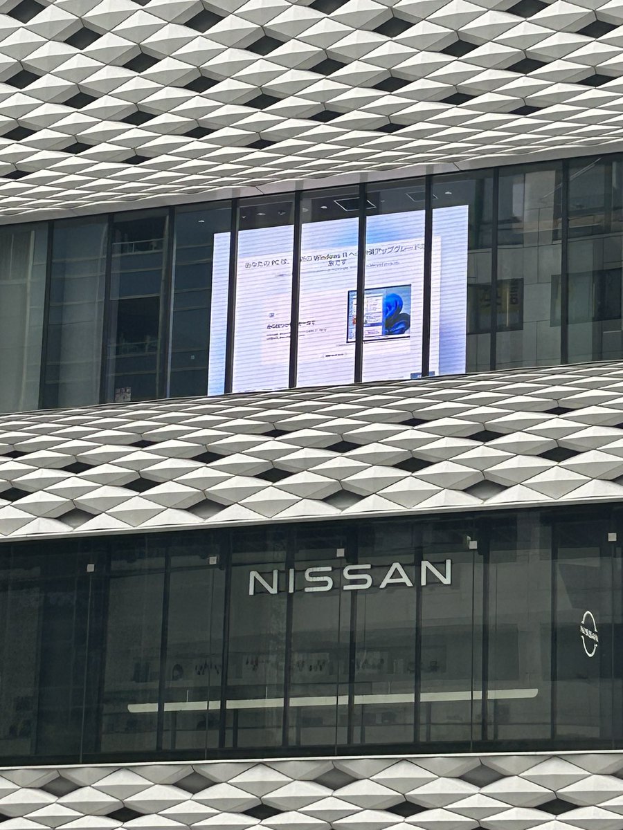 airwalker28's tweet photo. 銀座のど真ん中で、朝からWindows11へ更新のお知らせ。

#銀座
#銀座日産
#Windows11 https://t.co/DjfWGFNANo