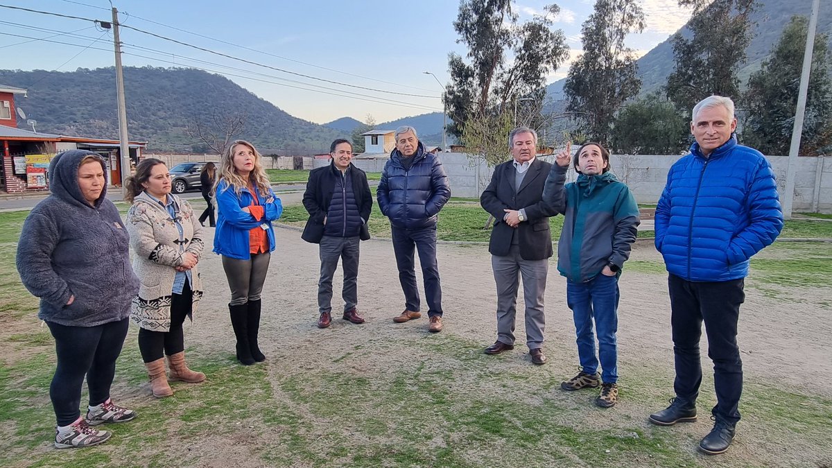 PabloSilvaAmaya's tweet photo. 🔴 Junto al alcalde de #Requínoa, Waldo Valdivia, firmamos   dos convenios del Fondo Regional de Iniciativa Local  (FRIL) del #Gore, que tienen relación con el mejoramiento de la plaza en Villa El Abra y la  construcción de áreas verdes en el sector Los Canelos de la comuna. https://t.co/4bv9qagaZr