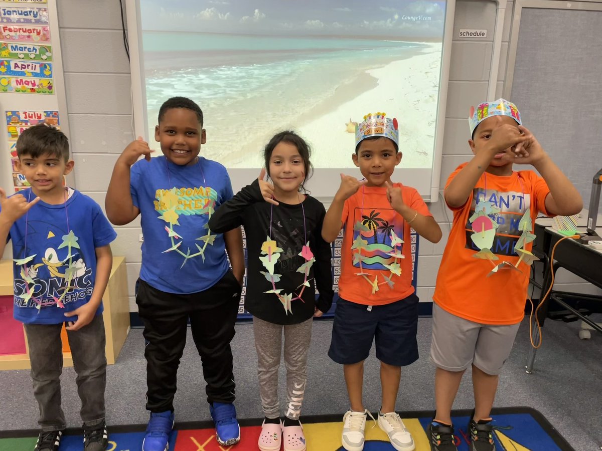 Virtual trip to the beach! 🌊🌺🤙🏻 We made leis!