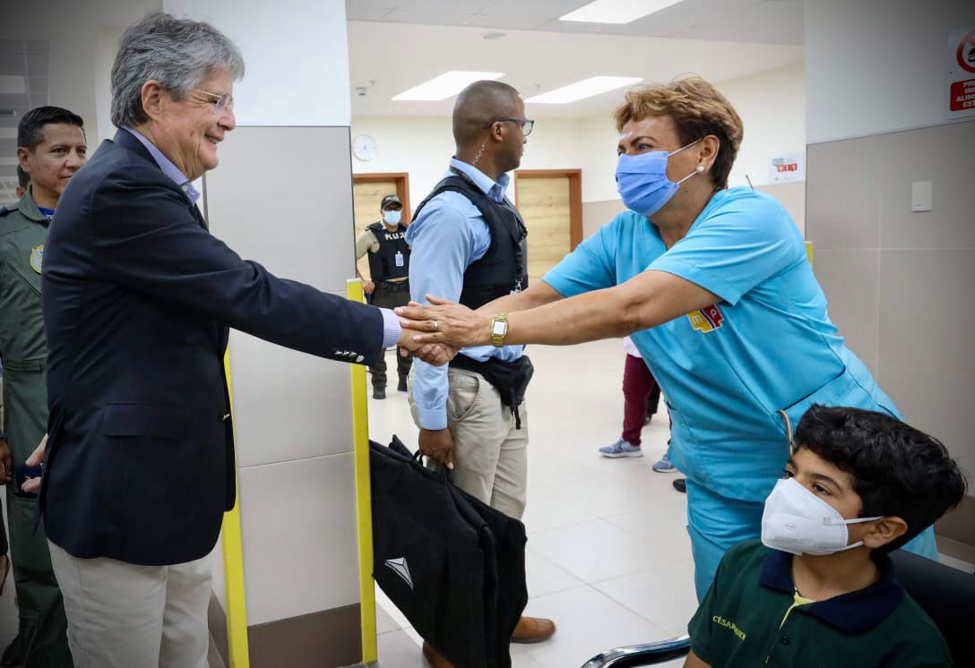 LassoGuillermo's tweet photo. Prometimos invertir en infraestructura hospitalaria en El Oro y lo estamos haciendo. Hoy entregamos 2 Centros de Salud en Machala, qué van a servir para atender a cientos de familias. Hay muchísimos motivos para alegrarse viendo estas obras realizadas. Porque esa siempre fue nuestra misión: servir a la gente. Sin los que hacían daño, las cosas caminan más rápido. #NuestroTrabajoContinúa