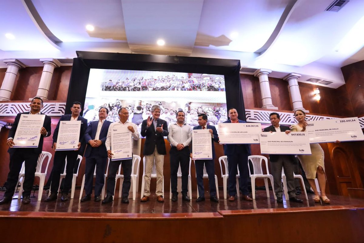 Presidencia_Ec's tweet photo. El presidente @LassoGuillermo entregó 27.8 millones de dólares para obras prioritarias de El Oro.

Esto se suma a los USD 26.4 millones aprobados, hasta el momento, en créditos a través del @BDEcuadorBP para esta provincia; recursos invertidos en obras de agua potable, alcantarillado y saneamiento.

#NuestroTrabajoContinúa