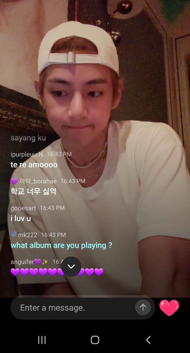 mkscreativelife's tweet photo. Tae Tae is live !!! I asked him what album he was playing and showed us his tablet!!! 😭😭😭😭

Thanks for making this lil' mama's day 💜

#TAEHYUNG #BTSV #Weverse_LIVE https://t.co/GroFyJbJJk