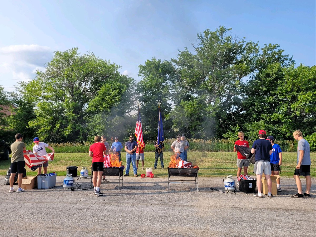 The Eagle Football Team was asked to help with a Flag Retirement Ceremony hosted by the Clifton American Legion Post 227. Thanks for including us. 
🇺🇸🏈