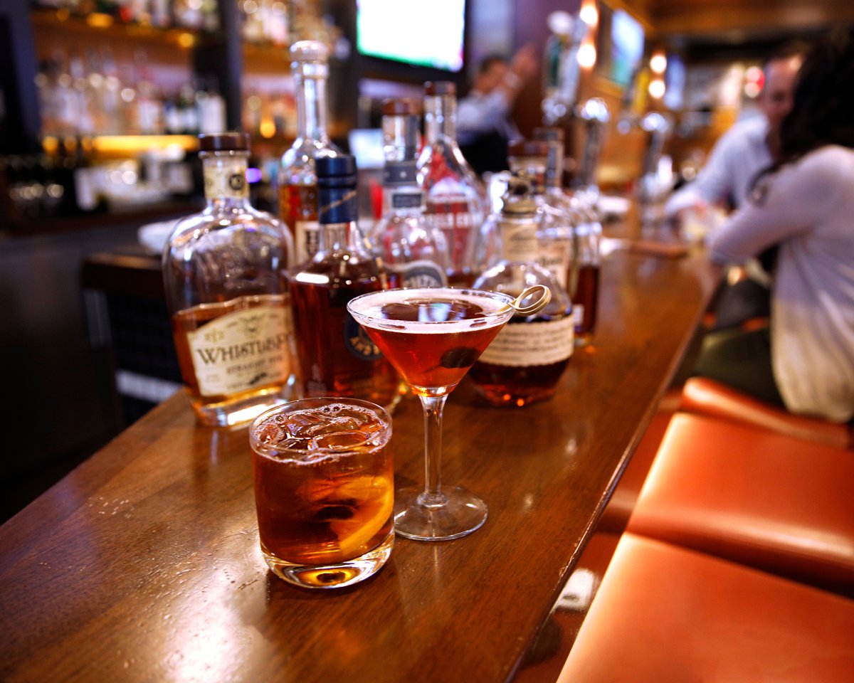 TheOlympicClub's tweet photo. It's time to celebrate #NationalBourbonDay 🥃 Come to the Club and enjoy our talented bartenders' amazing selection of bourbon drinks! Whether you’re a beginner or a bourbon aficionado, we've got something for everyone 🍸 #OlympicClub #BourbonTime #HappyHour #OCdining https://t.co/IcrE1wnC6U