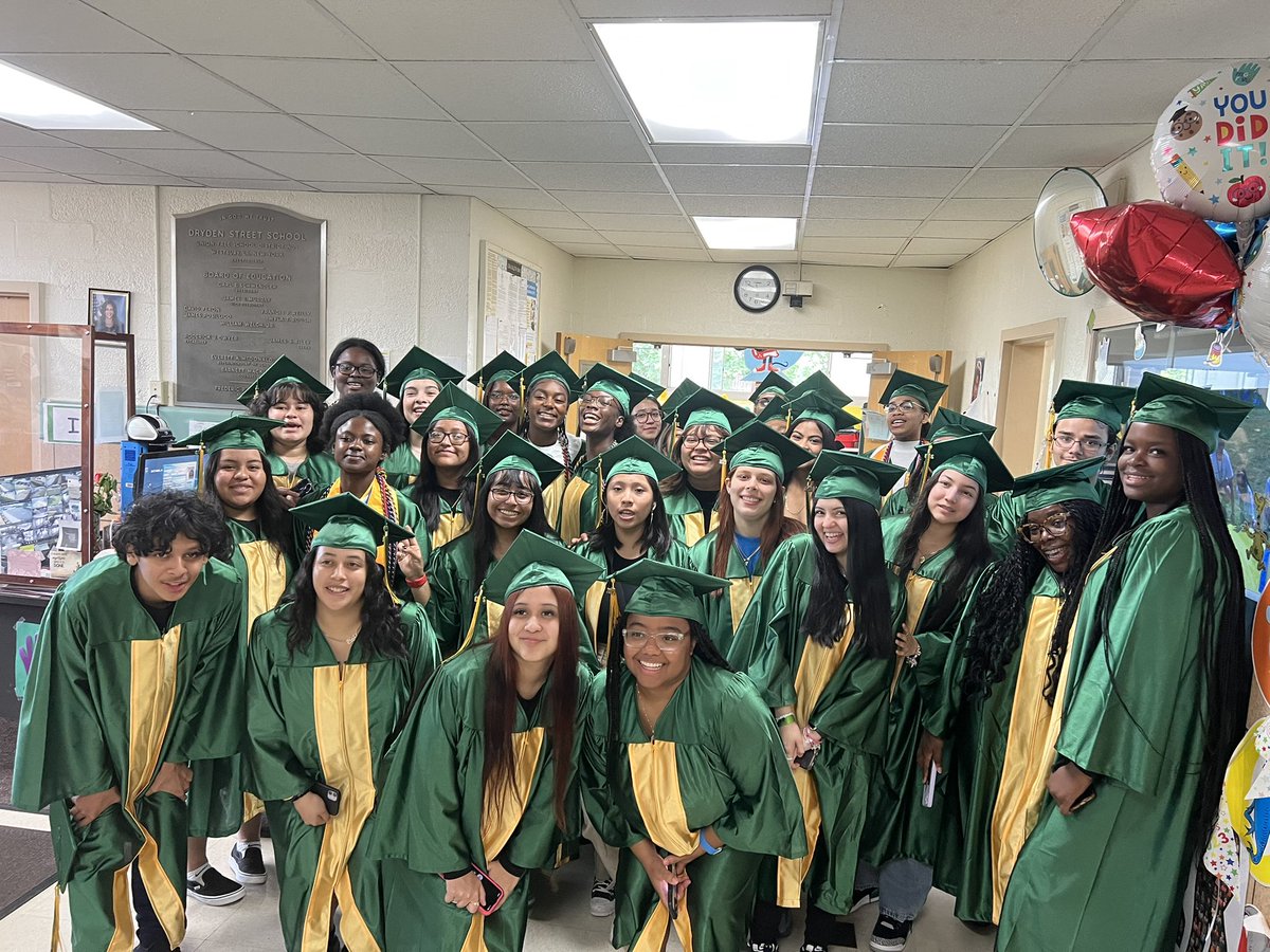 BollarKyle's tweet photo. @WestburyWHS Senior Walk 2023 where the Class of 2023 Graduates returned to the halls of their elementary schools to inspire the current scholars. I am so proud to serve as their College and Career Counselor. @onewestbury @TahiraDChase @DirectorofGuid1 @RogerBloomEdD https://t.co/cQW95cGd5f