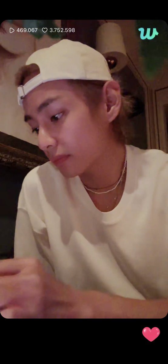 UniversBTS_'s tweet photo. 📸 Kim Taehyung ouviu 3 MÚSICAS BRASILEIRAS 🇧🇷 NA LIVE:

• “saudade vem correndo” 
• “até meu violão”
• “só tinha de ser com você - Elis Regina e Antônio Carlos Jobim

🐋 @BTS_twt https://t.co/MZls9Ty17G